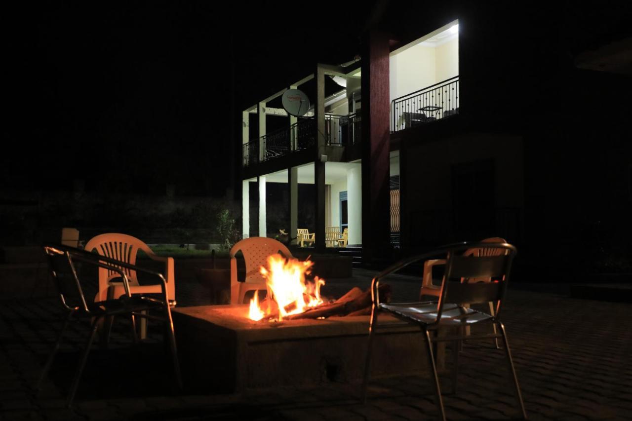 Silver Oaks Hotel Boma Fort Portal Екстер'єр фото