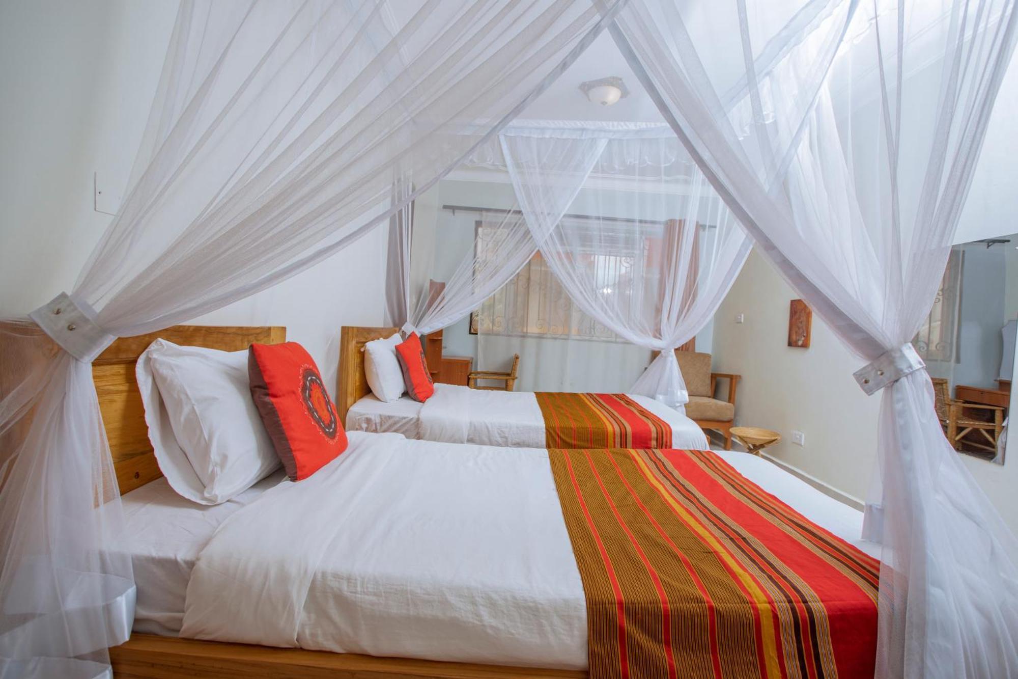 Silver Oaks Hotel Boma Fort Portal Екстер'єр фото