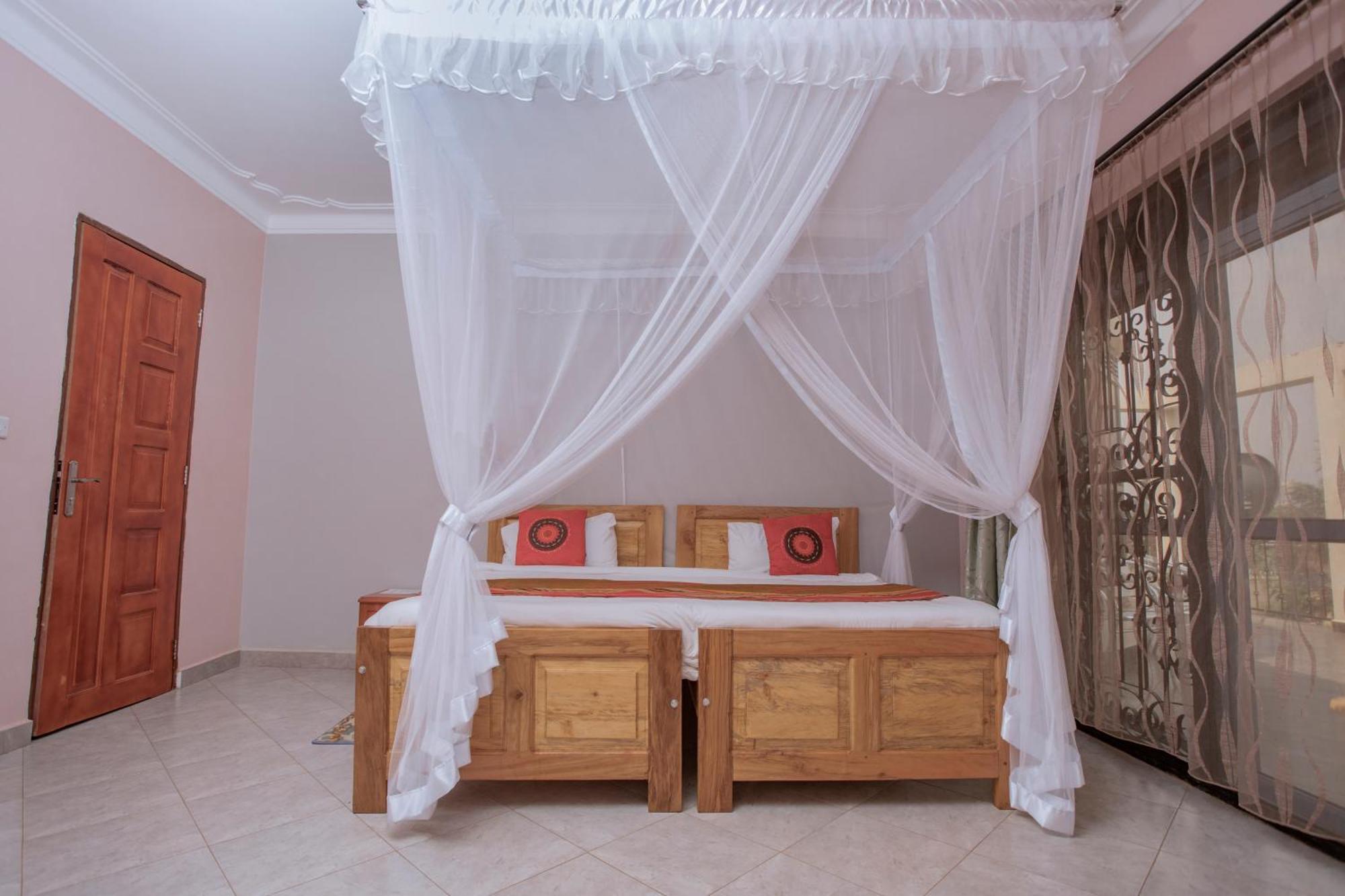 Silver Oaks Hotel Boma Fort Portal Екстер'єр фото