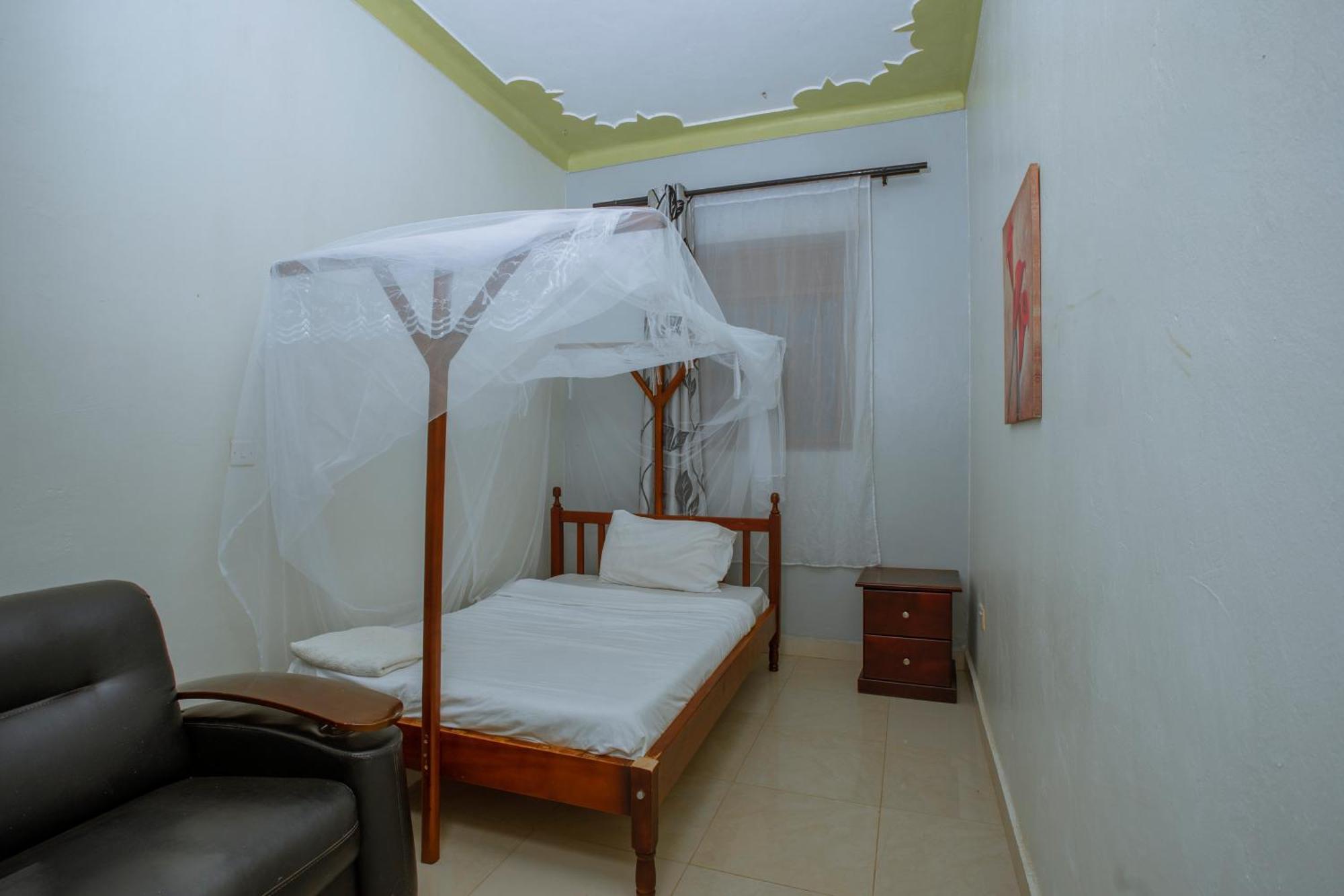 Silver Oaks Hotel Boma Fort Portal Екстер'єр фото