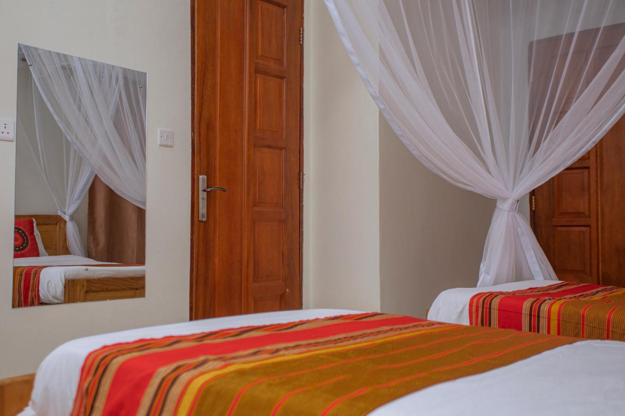 Silver Oaks Hotel Boma Fort Portal Екстер'єр фото