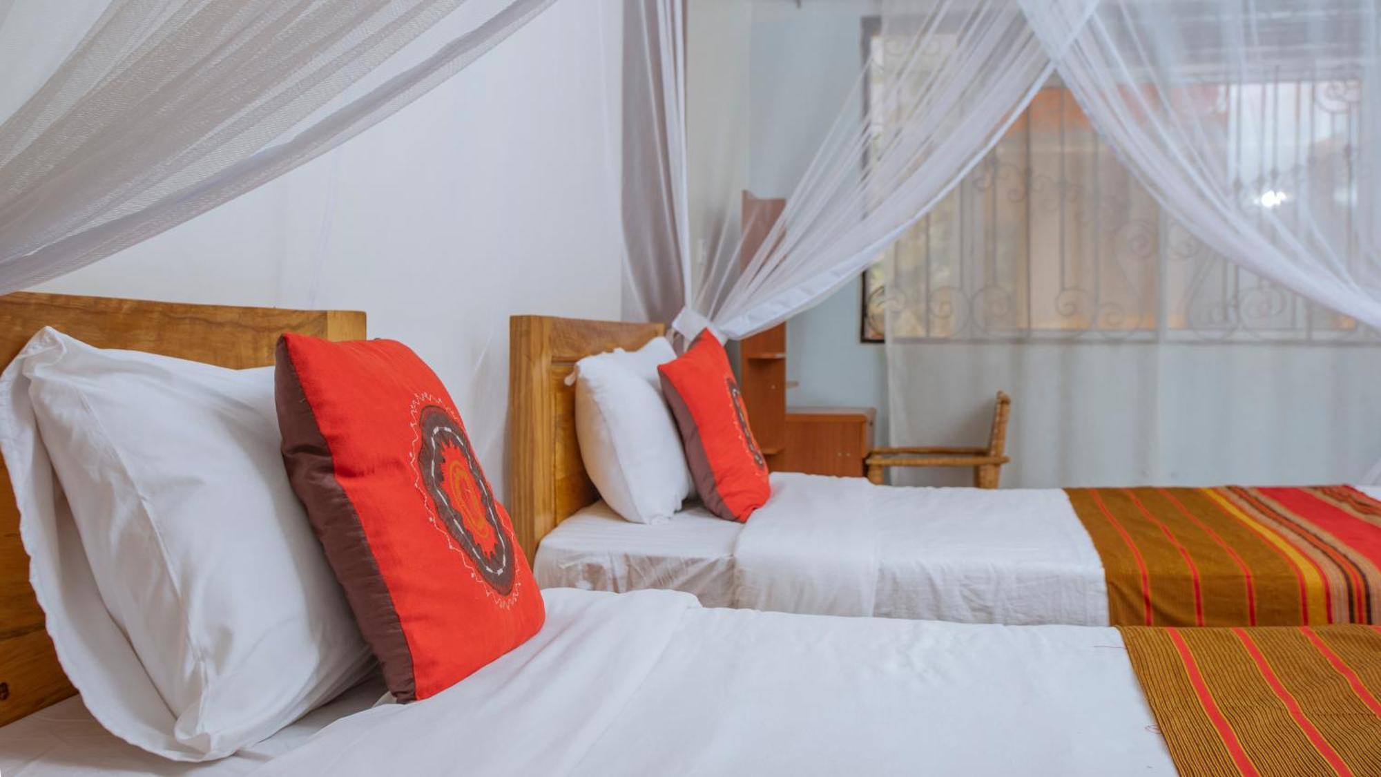 Silver Oaks Hotel Boma Fort Portal Екстер'єр фото