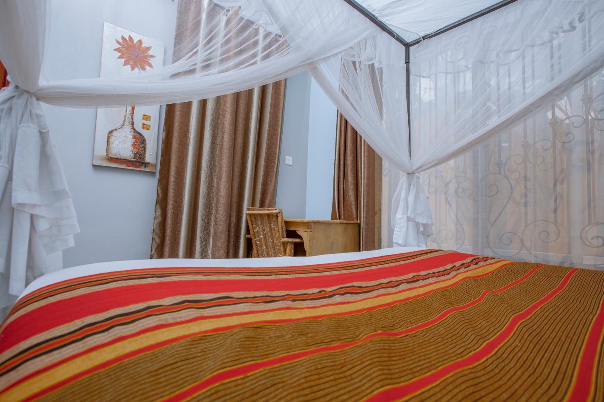 Silver Oaks Hotel Boma Fort Portal Екстер'єр фото