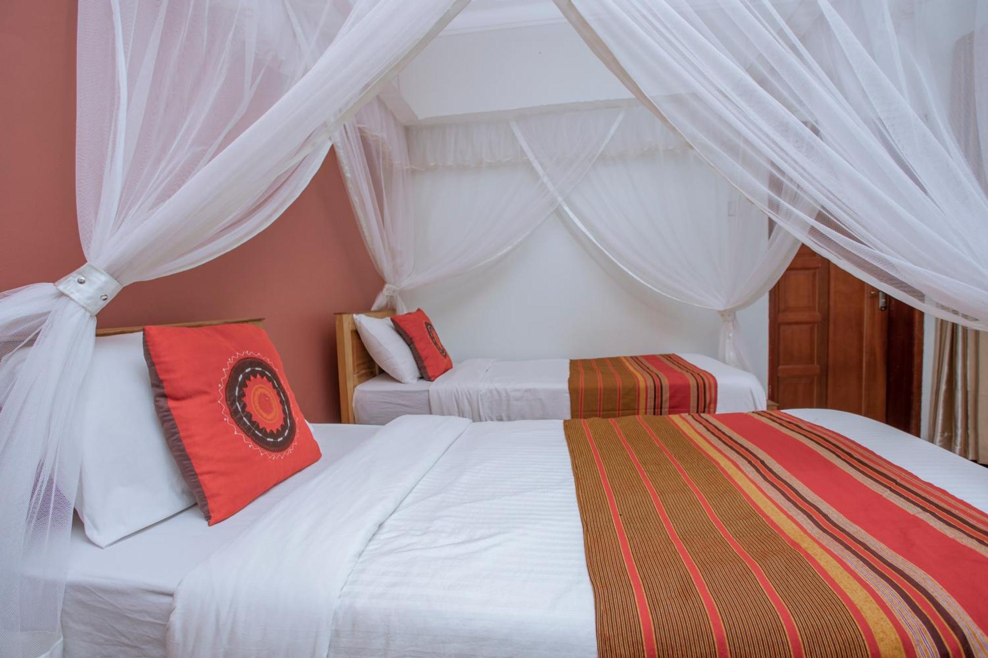 Silver Oaks Hotel Boma Fort Portal Екстер'єр фото