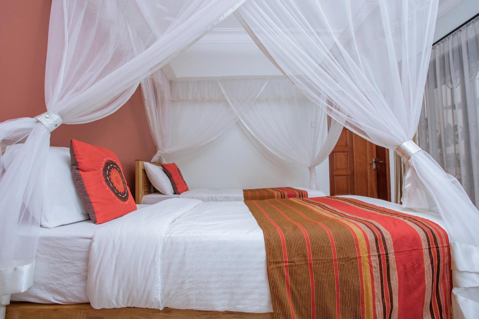 Silver Oaks Hotel Boma Fort Portal Екстер'єр фото