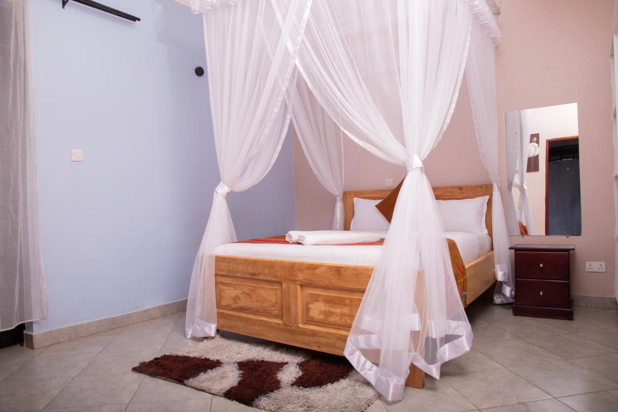 Silver Oaks Hotel Boma Fort Portal Екстер'єр фото