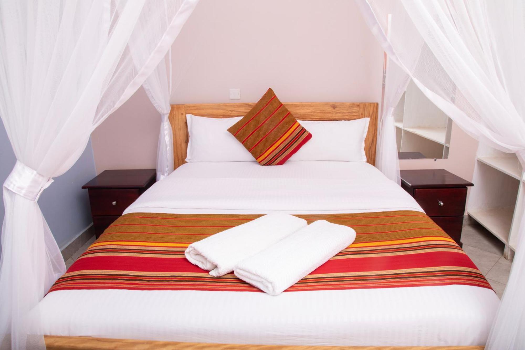 Silver Oaks Hotel Boma Fort Portal Екстер'єр фото