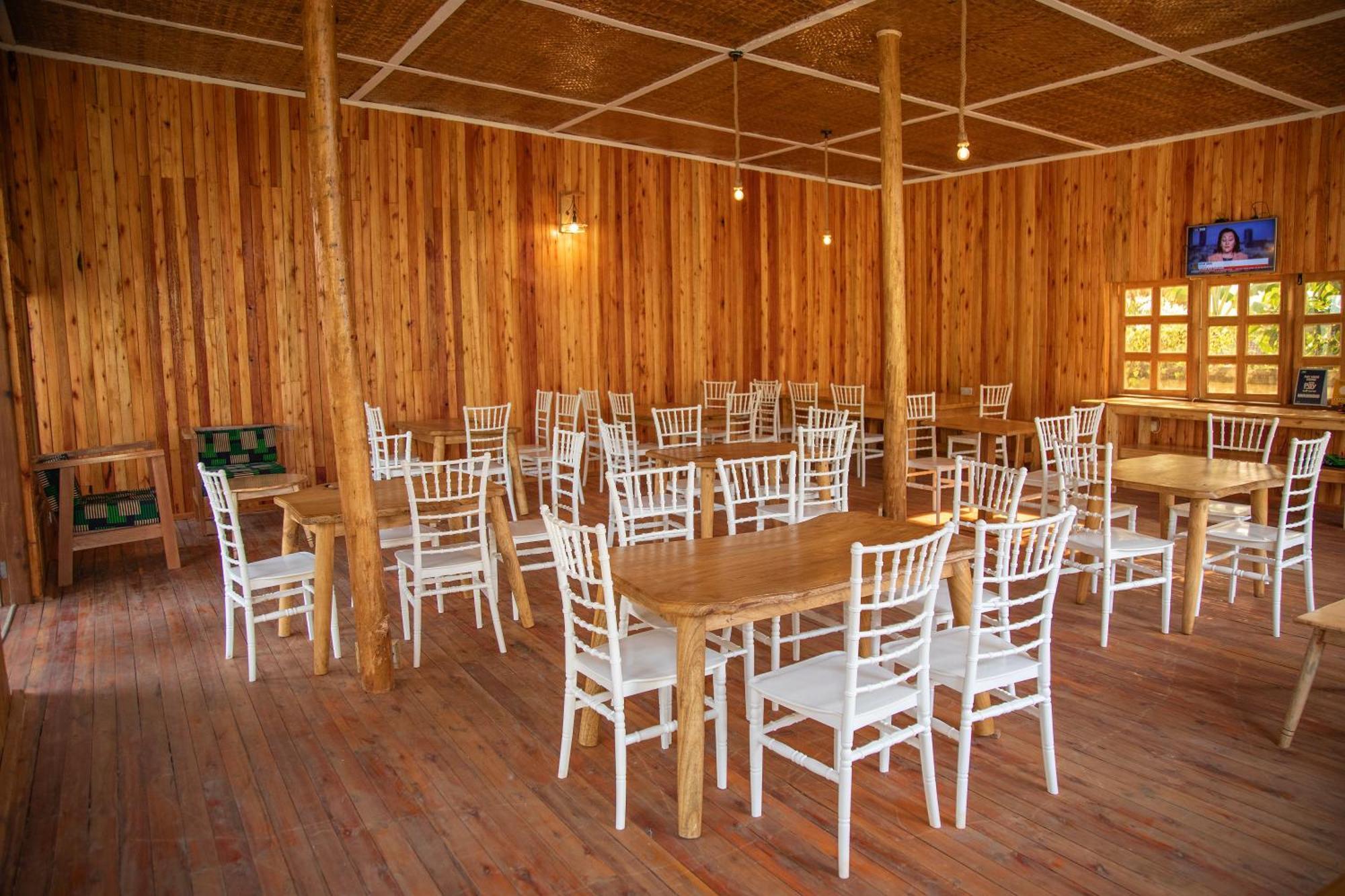 Silver Oaks Hotel Boma Fort Portal Екстер'єр фото