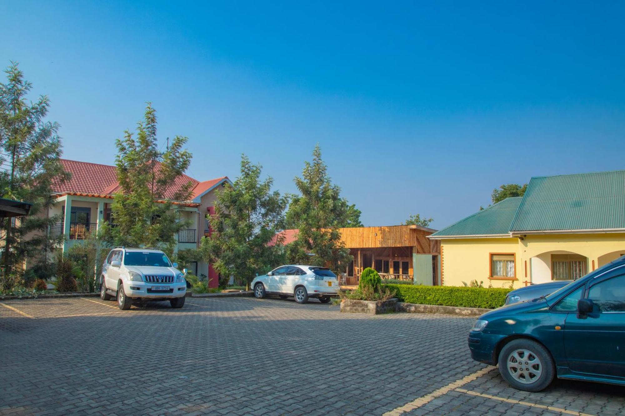 Silver Oaks Hotel Boma Fort Portal Екстер'єр фото