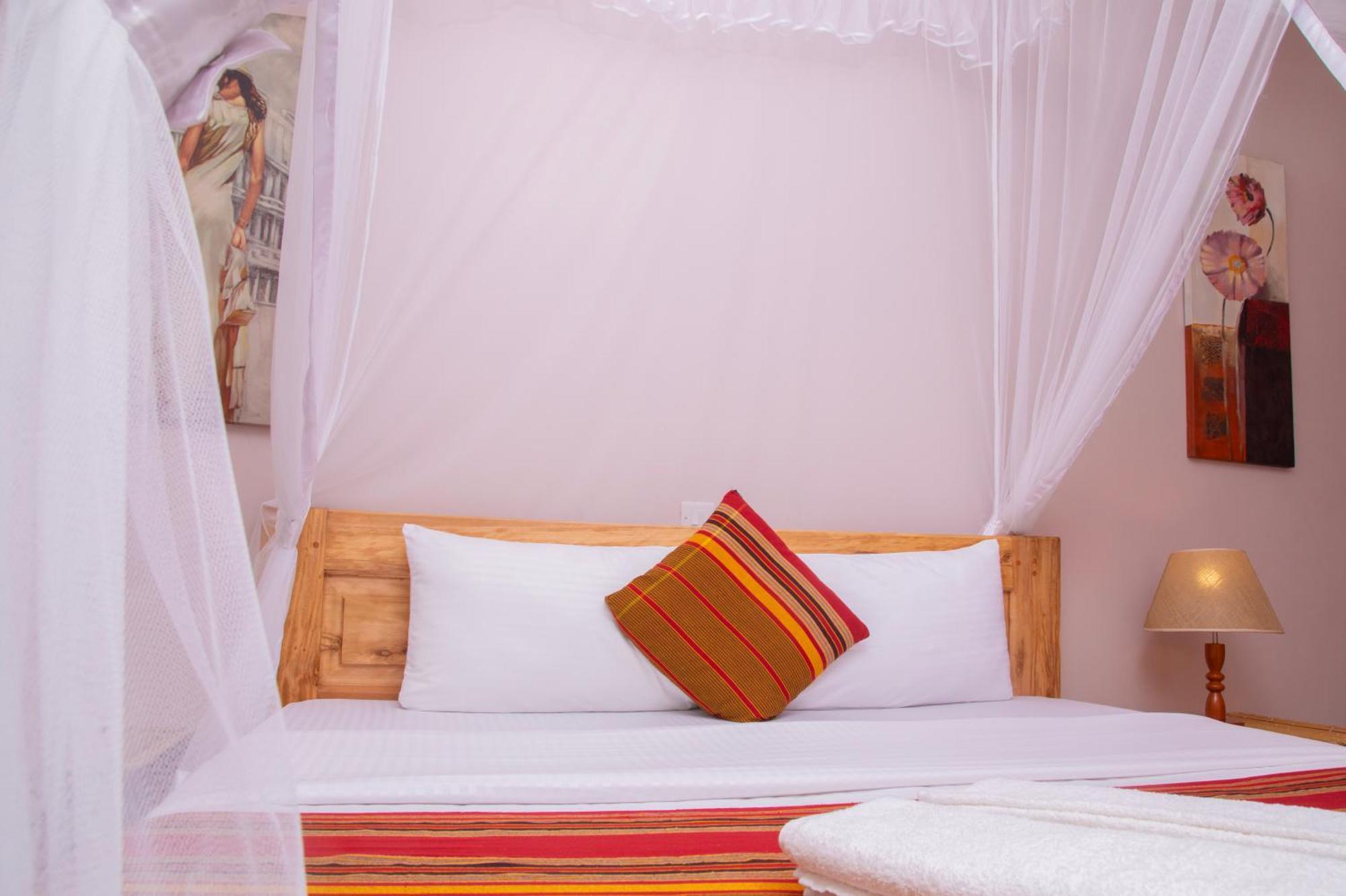 Silver Oaks Hotel Boma Fort Portal Екстер'єр фото