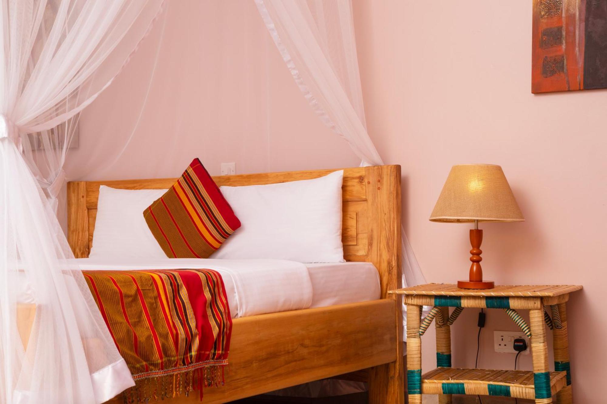 Silver Oaks Hotel Boma Fort Portal Екстер'єр фото